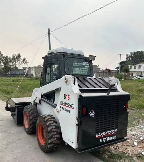 Bobcat S 16 - Mini homlokrakodó: 4 kép. Bobcat S 16 - Mini homlokrakodó: 4 kép.