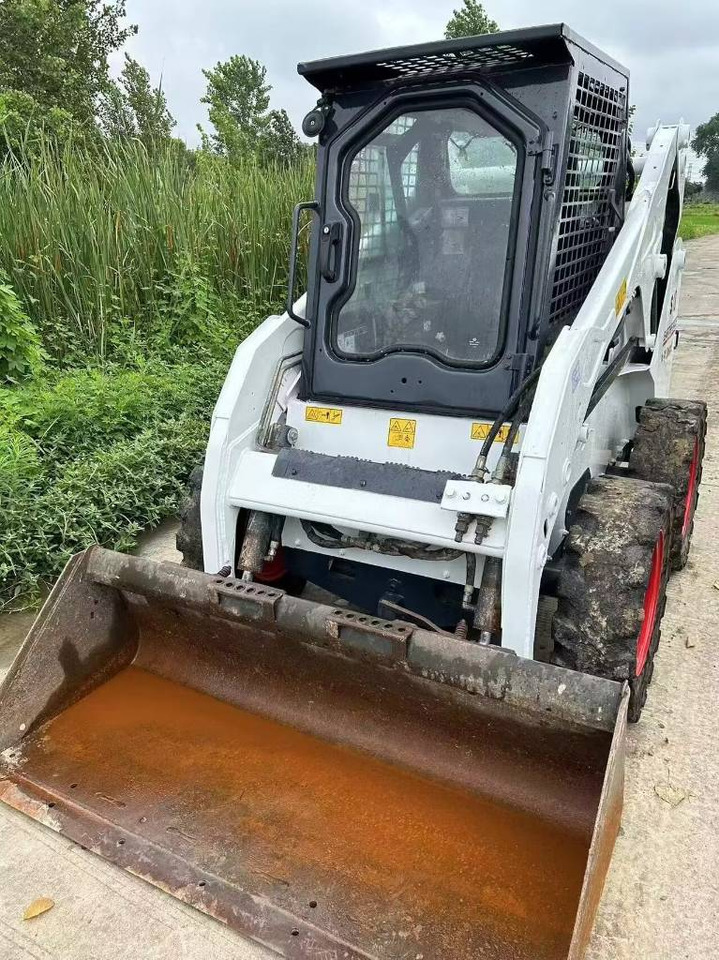 Bobcat S 18 - Mini homlokrakodó: 2 kép. Bobcat S 18 - Mini homlokrakodó: 2 kép.