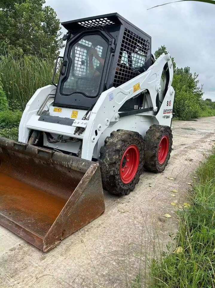 Bobcat S 18 - Mini homlokrakodó: 3 kép. Bobcat S 18 - Mini homlokrakodó: 3 kép.