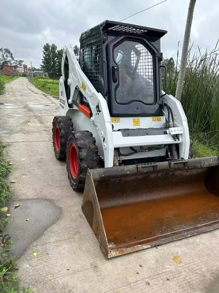 Bobcat S 18 - Mini homlokrakodó: 5 kép. Bobcat S 18 - Mini homlokrakodó: 5 kép.