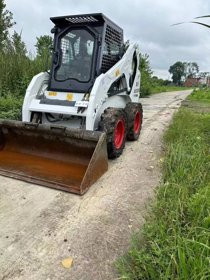 Bobcat S 18 - Mini homlokrakodó: 4 kép. Bobcat S 18 - Mini homlokrakodó: 4 kép.