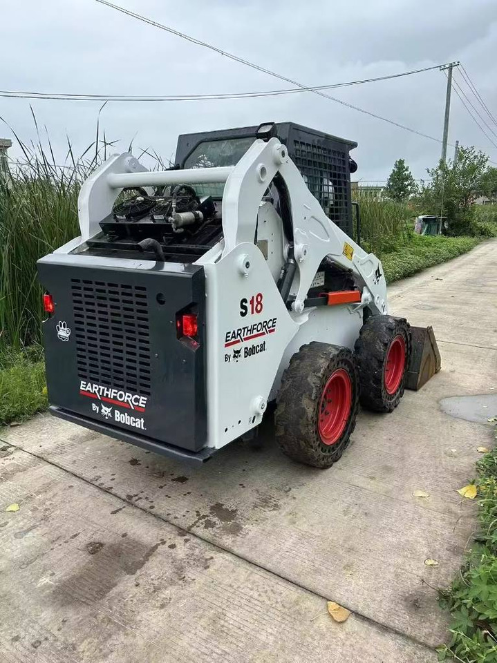 Bobcat S 18 - Mini homlokrakodó: 1 kép. Bobcat S 18 - Mini homlokrakodó: 1 kép.