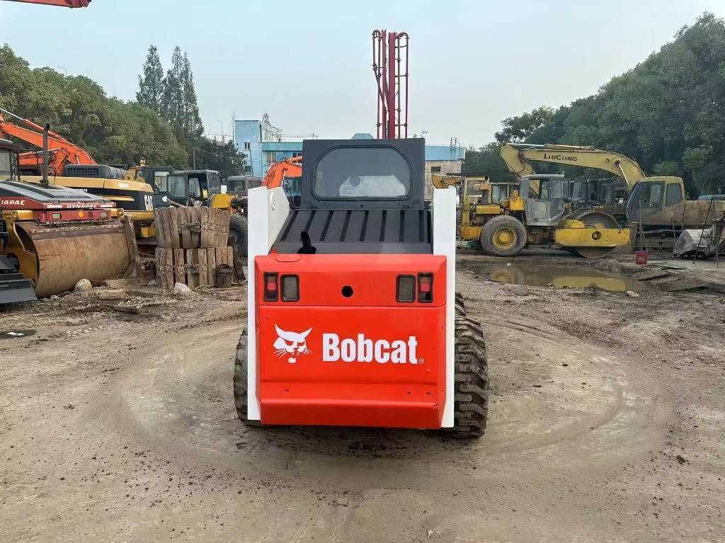 Bobcat S 185 - Mini homlokrakodó: 2 kép. Bobcat S 185 - Mini homlokrakodó: 2 kép.