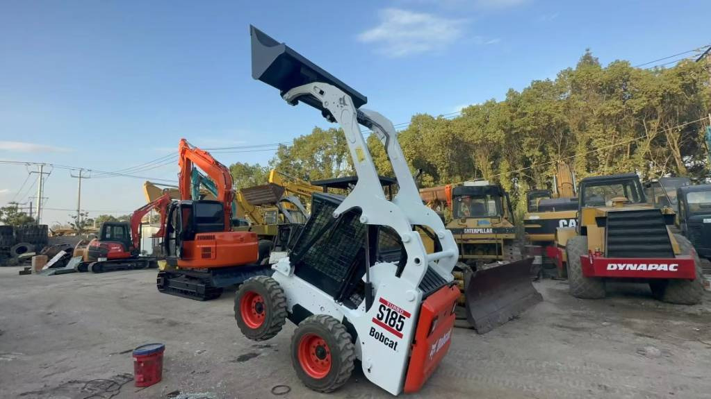 Bobcat S 185 - Mini homlokrakodó: 4 kép. Bobcat S 185 - Mini homlokrakodó: 4 kép.