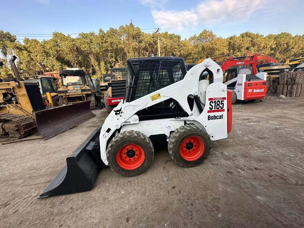 Bobcat S 185 - Mini homlokrakodó: 3 kép. Bobcat S 185 - Mini homlokrakodó: 3 kép.