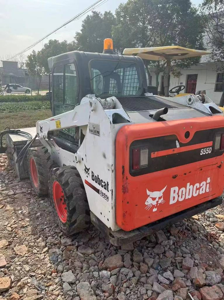 Bobcat S 550 - Gumikerekes homlokrakodó: 1 kép. Bobcat S 550 - Gumikerekes homlokrakodó: 1 kép.