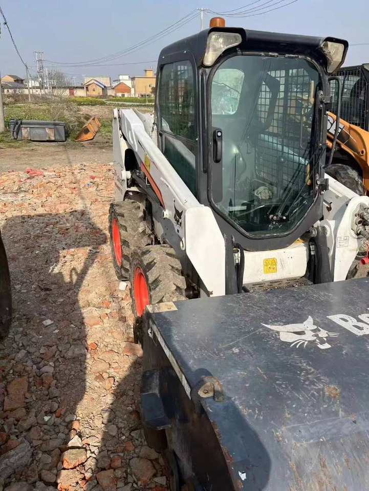 Bobcat S 550 - Gumikerekes homlokrakodó: 5 kép. Bobcat S 550 - Gumikerekes homlokrakodó: 5 kép.