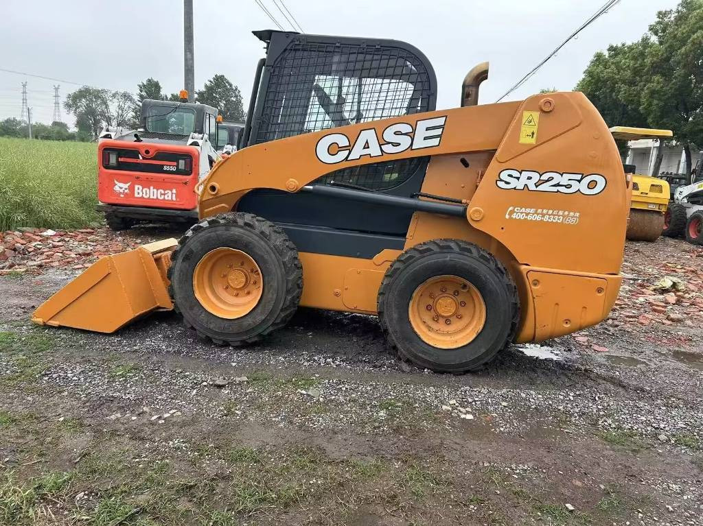 CASE SR 250 - Mini homlokrakodó: 3 kép. CASE SR 250 - Mini homlokrakodó: 3 kép.
