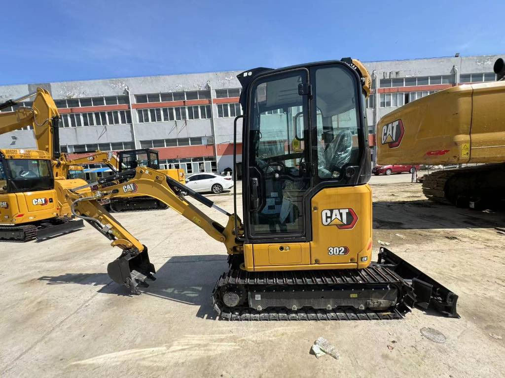 CAT 302 - Minikotró: 2 kép. CAT 302 - Minikotró: 2 kép.