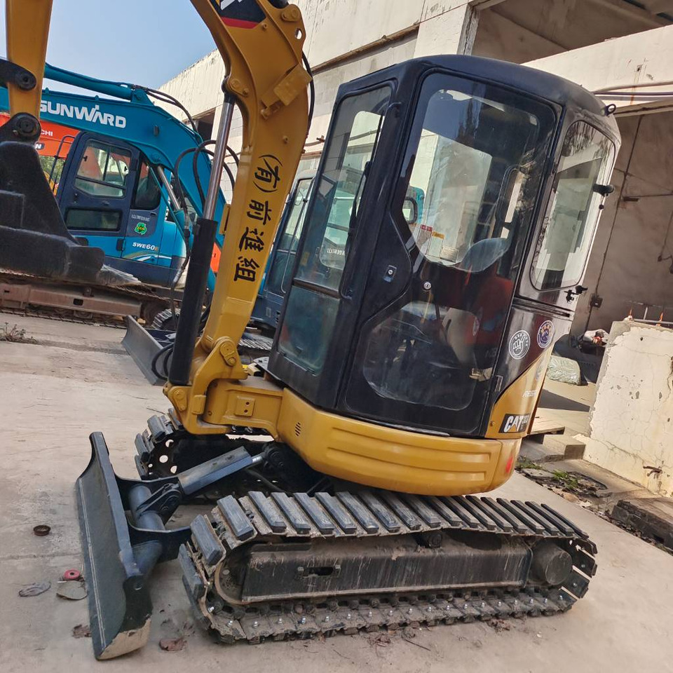 CAT 303 CR - Minikotró: 3 kép. CAT 303 CR - Minikotró: 3 kép.