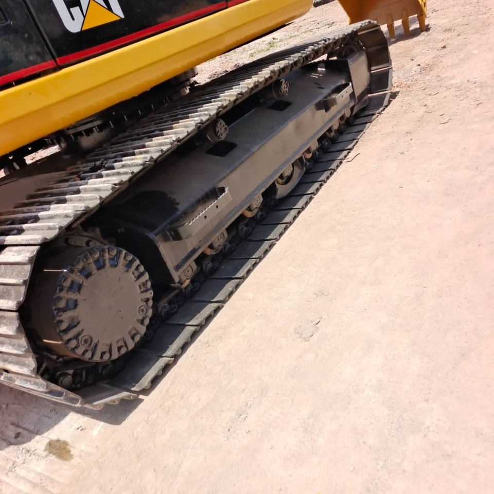 CAT 320 B L - Lánctalpas kotró: 3 kép. CAT 320 B L - Lánctalpas kotró: 3 kép.