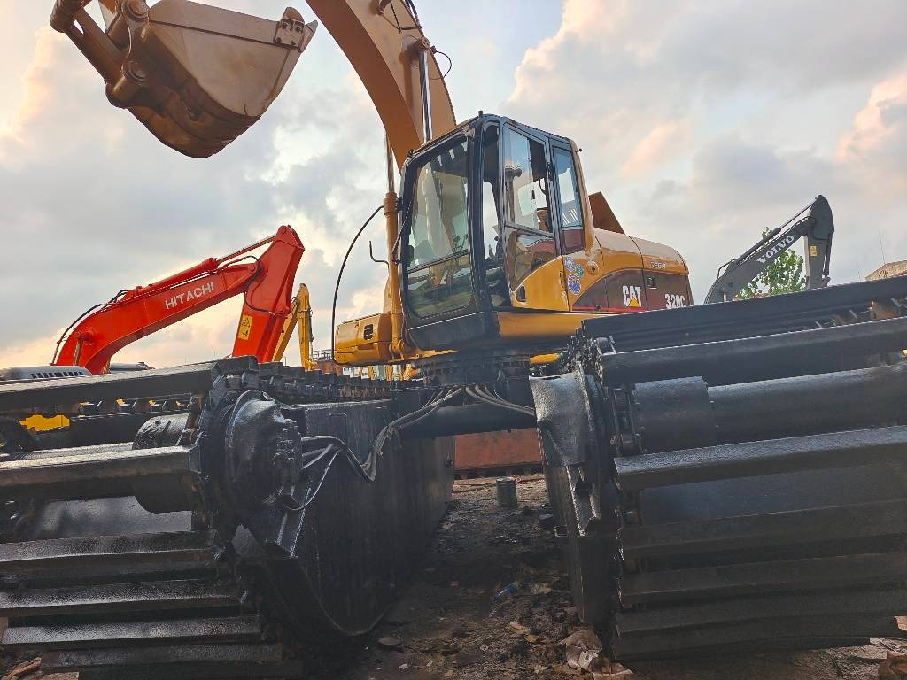 CAT 320 C - Kétéltű kotrógép: 1 kép. CAT 320 C - Kétéltű kotrógép: 1 kép.