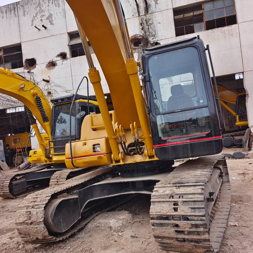 CAT 320 C L - Lánctalpas kotró: 4 kép. CAT 320 C L - Lánctalpas kotró: 4 kép.