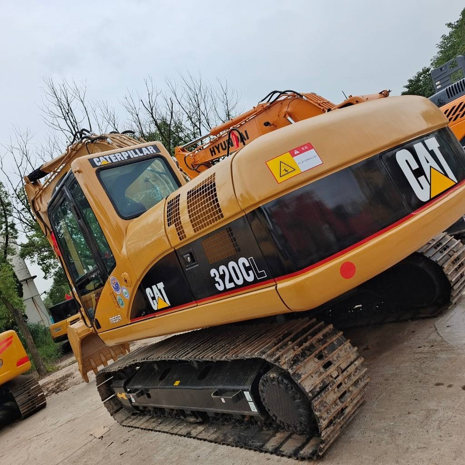 CAT 320 C L - Lánctalpas kotró: 3 kép. CAT 320 C L - Lánctalpas kotró: 3 kép.