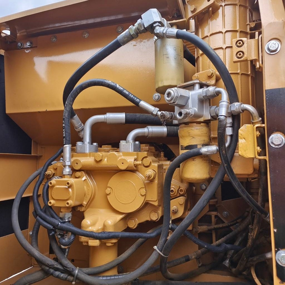 CAT 320 C L - Lánctalpas kotró: 4 kép. CAT 320 C L - Lánctalpas kotró: 4 kép.