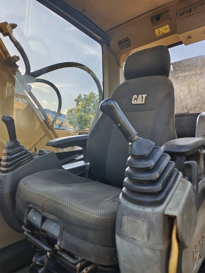 CAT 320 D - Lánctalpas kotró: 3 kép. CAT 320 D - Lánctalpas kotró: 3 kép.