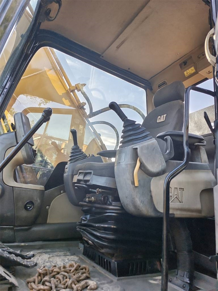 CAT 320 D - Lánctalpas kotró: 4 kép. CAT 320 D - Lánctalpas kotró: 4 kép.