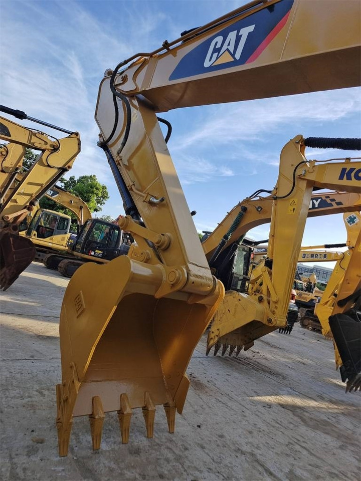 CAT 320 D - Lánctalpas kotró: 5 kép. CAT 320 D - Lánctalpas kotró: 5 kép.