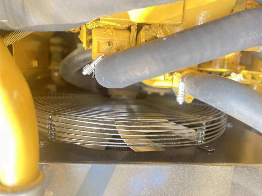 CAT 320 D L - Lánctalpas kotró: 3 kép. CAT 320 D L - Lánctalpas kotró: 3 kép.