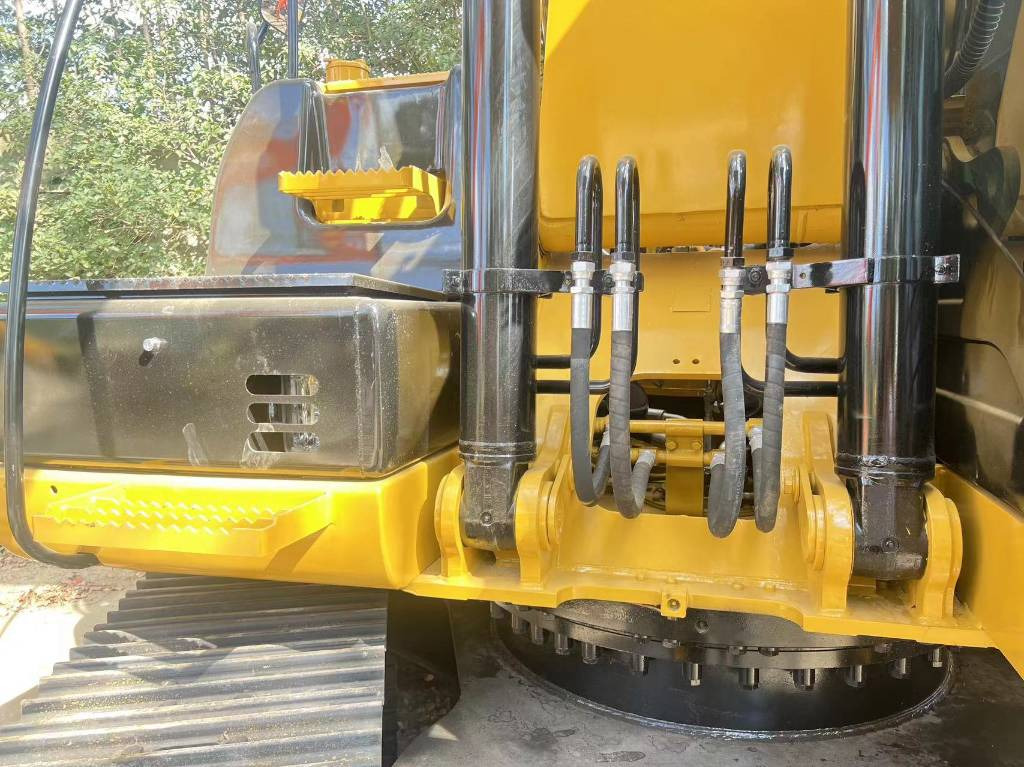 CAT 320 D L - Lánctalpas kotró: 2 kép. CAT 320 D L - Lánctalpas kotró: 2 kép.