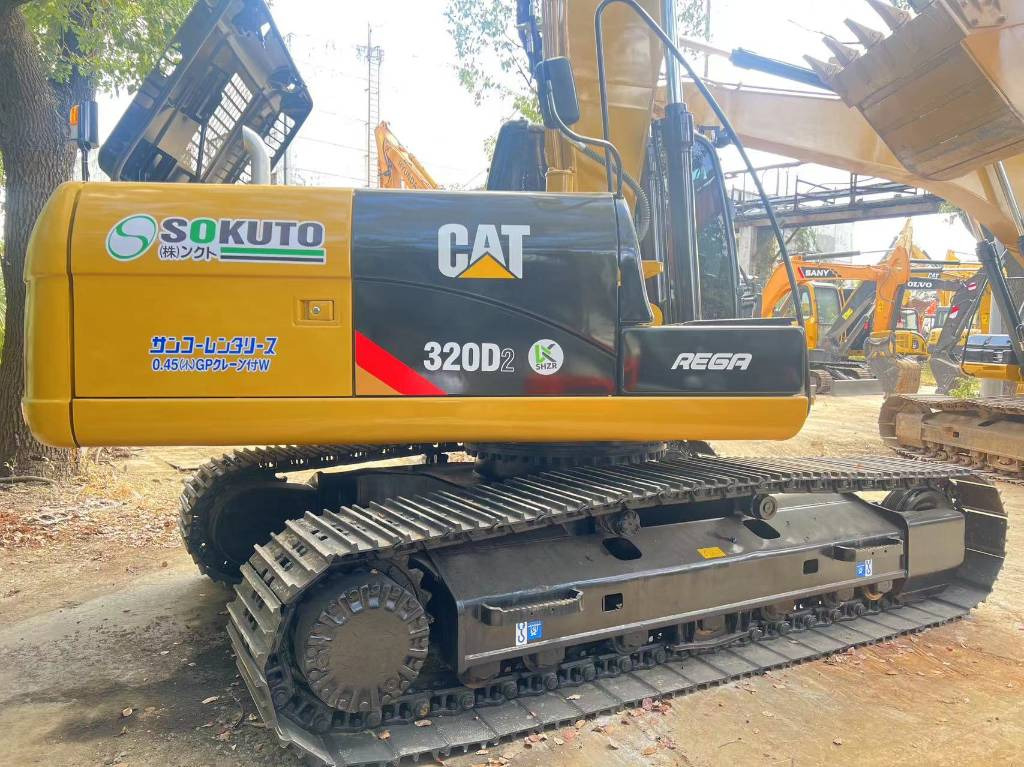 CAT 320 D L - Lánctalpas kotró: 1 kép. CAT 320 D L - Lánctalpas kotró: 1 kép.