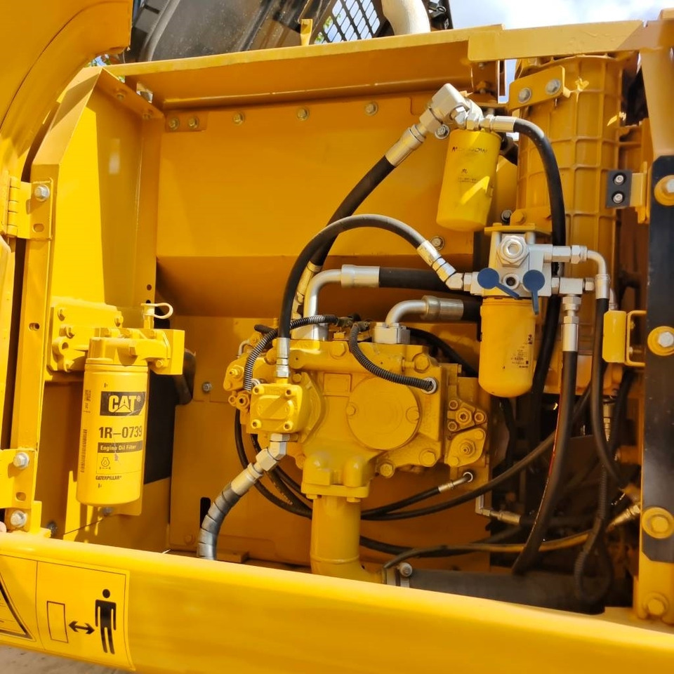 CAT 320 D2 - Lánctalpas kotró: 4 kép. CAT 320 D2 - Lánctalpas kotró: 4 kép.