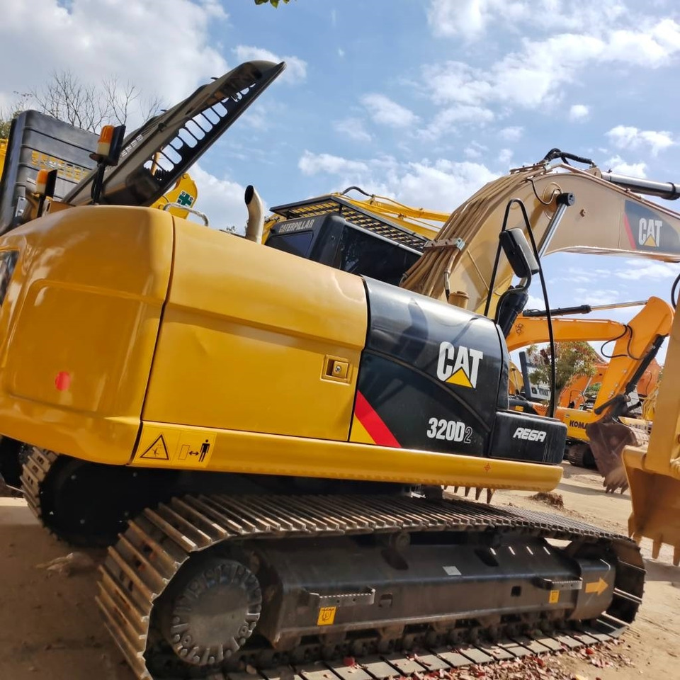 CAT 320 D2 - Lánctalpas kotró: 5 kép. CAT 320 D2 - Lánctalpas kotró: 5 kép.