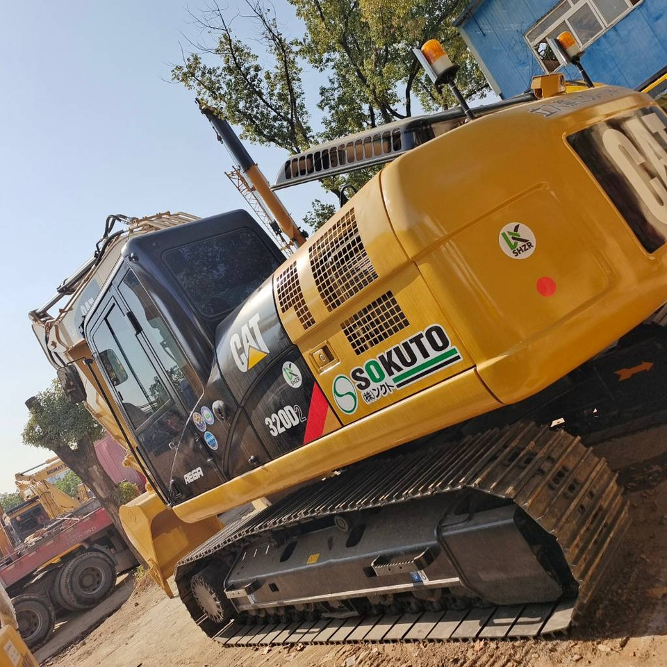 CAT 320 D2 - Lánctalpas kotró: 1 kép. CAT 320 D2 - Lánctalpas kotró: 1 kép.