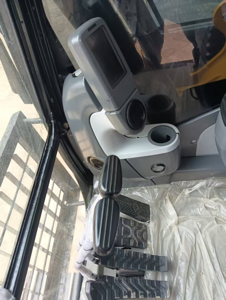 CAT 320 D2 - Lánctalpas kotró: 3 kép. CAT 320 D2 - Lánctalpas kotró: 3 kép.