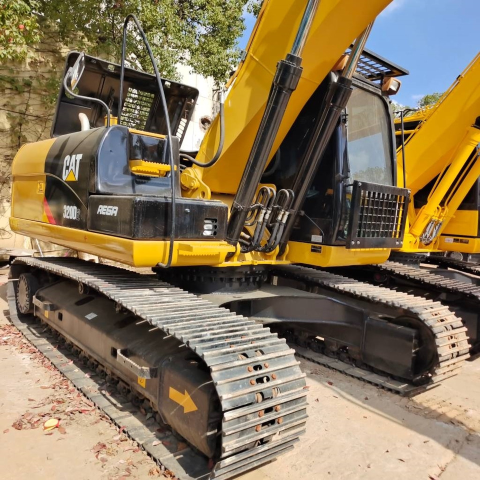 CAT 320 D2 - Lánctalpas kotró: 3 kép. CAT 320 D2 - Lánctalpas kotró: 3 kép.