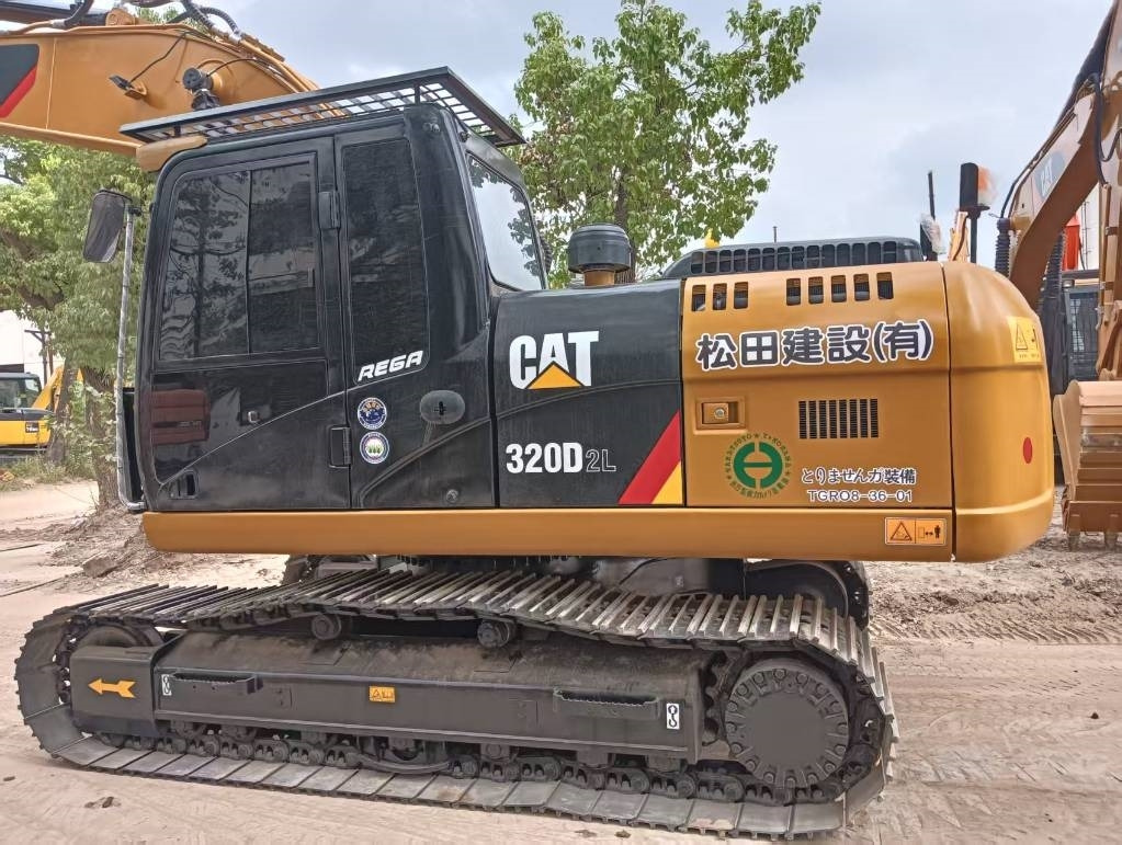 CAT 320 D2 - Lánctalpas kotró: 5 kép. CAT 320 D2 - Lánctalpas kotró: 5 kép.