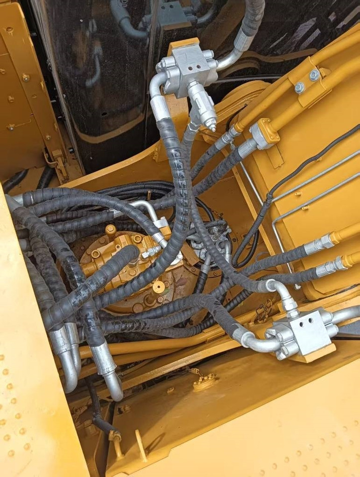 CAT 320 D2 - Lánctalpas kotró: 2 kép. CAT 320 D2 - Lánctalpas kotró: 2 kép.