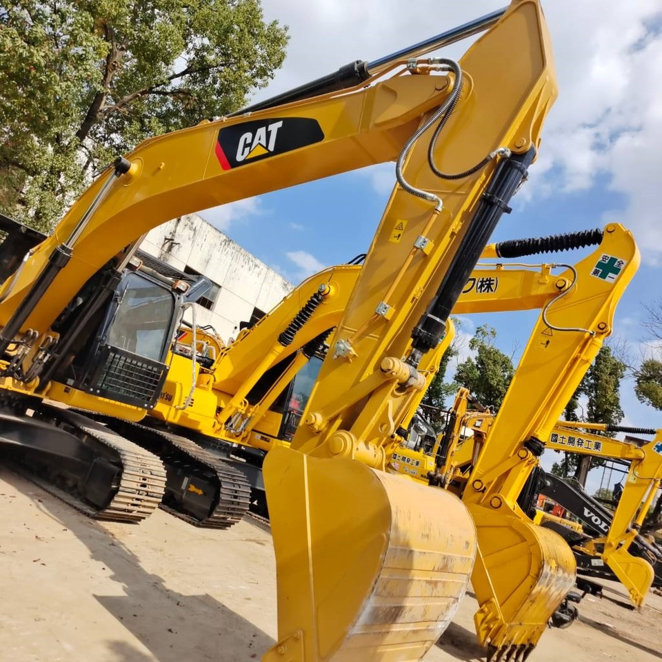 CAT 320 D2 - Lánctalpas kotró: 2 kép. CAT 320 D2 - Lánctalpas kotró: 2 kép.