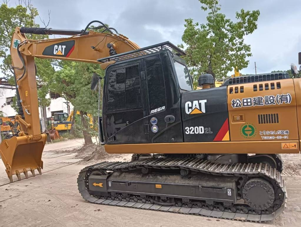 CAT 320 D2 - Lánctalpas kotró: 1 kép. CAT 320 D2 - Lánctalpas kotró: 1 kép.