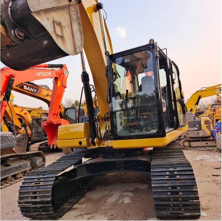CAT 320 GC - Lánctalpas kotró: 3 kép. CAT 320 GC - Lánctalpas kotró: 3 kép.