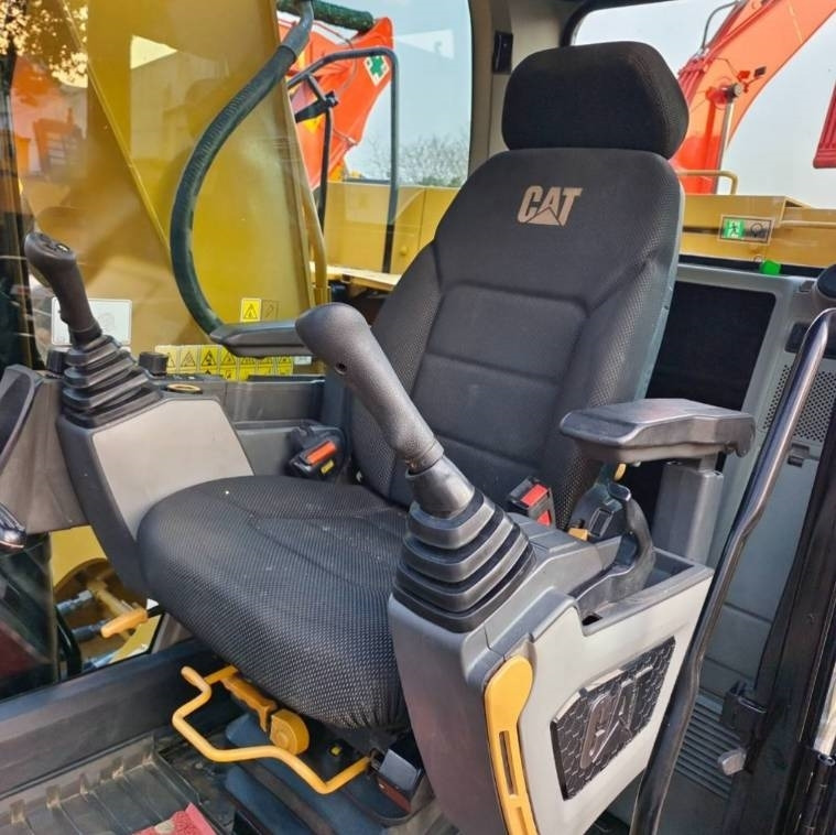 CAT 320 GC - Lánctalpas kotró: 2 kép. CAT 320 GC - Lánctalpas kotró: 2 kép.