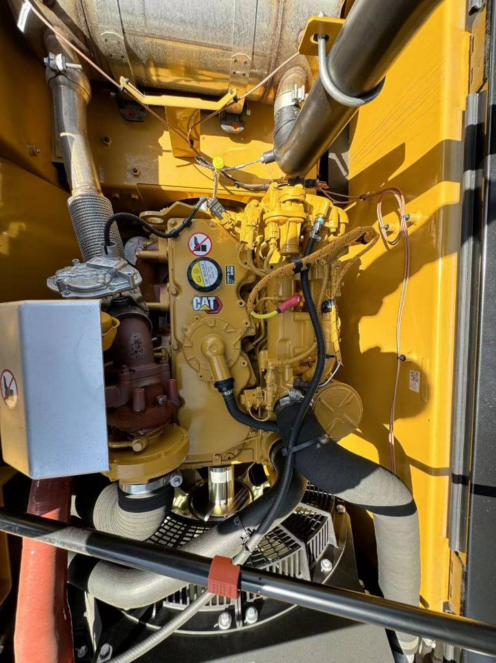 CAT 320 GC - Lánctalpas kotró: 2 kép. CAT 320 GC - Lánctalpas kotró: 2 kép.
