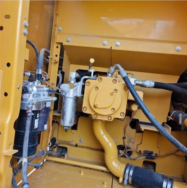 CAT 320 GC - Lánctalpas kotró: 4 kép. CAT 320 GC - Lánctalpas kotró: 4 kép.