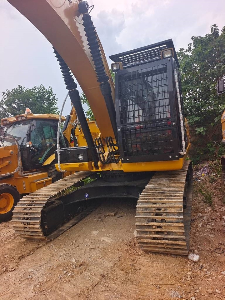 CAT 320D2L - Lánctalpas kotró: 1 kép. CAT 320D2L - Lánctalpas kotró: 1 kép.