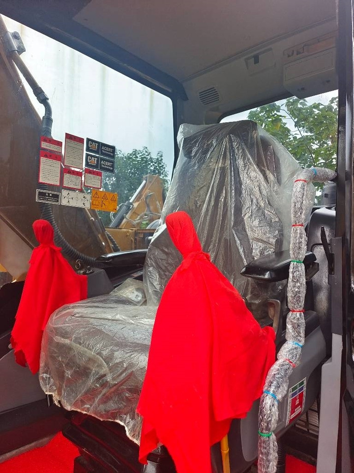 CAT 320D2L - Lánctalpas kotró: 4 kép. CAT 320D2L - Lánctalpas kotró: 4 kép.