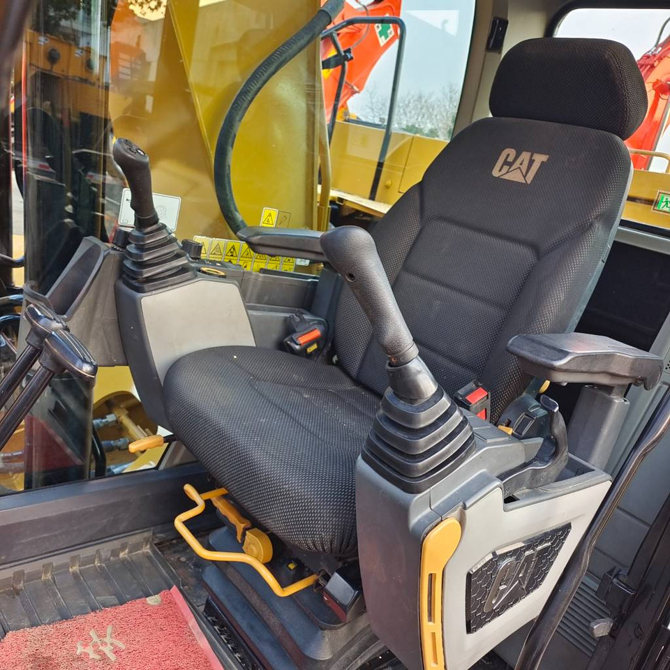 CAT 320GC - Lánctalpas kotró: 3 kép. CAT 320GC - Lánctalpas kotró: 3 kép.