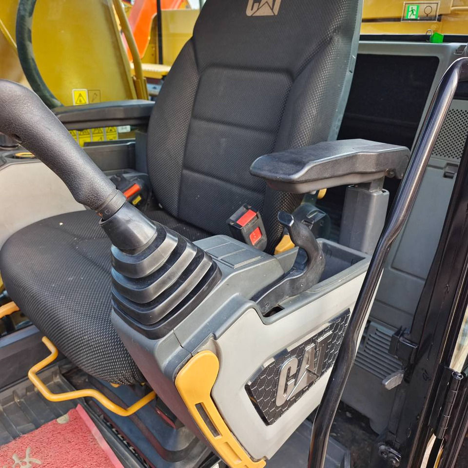 CAT 320GC - Lánctalpas kotró: 4 kép. CAT 320GC - Lánctalpas kotró: 4 kép.
