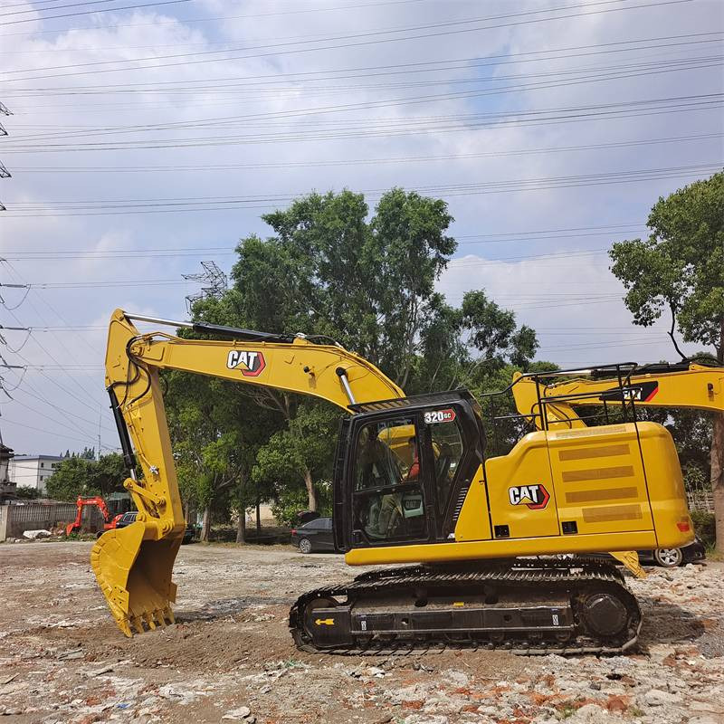CAT 320GC - Lánctalpas kotró: 2 kép. CAT 320GC - Lánctalpas kotró: 2 kép.
