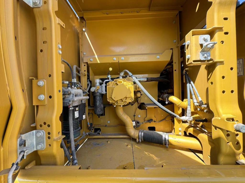 CAT 323GC - Lánctalpas kotró: 2 kép. CAT 323GC - Lánctalpas kotró: 2 kép.