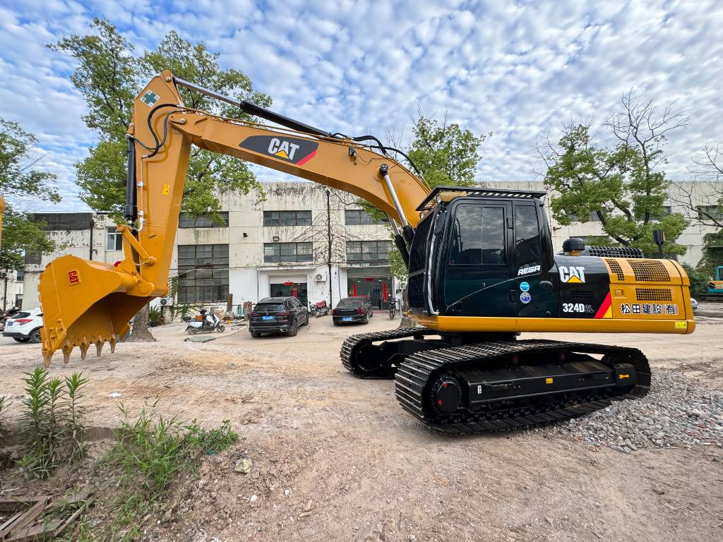 CAT 324 D L - Lánctalpas kotró: 1 kép. CAT 324 D L - Lánctalpas kotró: 1 kép.