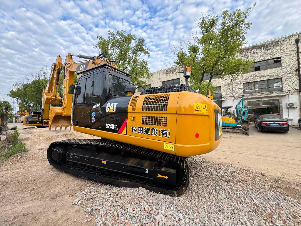 CAT 324 D2 L - Lánctalpas kotró: 3 kép. CAT 324 D2 L - Lánctalpas kotró: 3 kép.