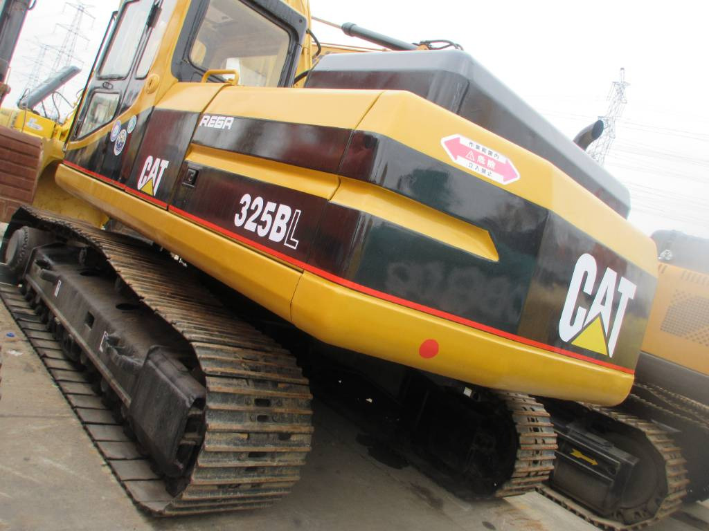 CAT 325 B L - Lánctalpas kotró: 1 kép. CAT 325 B L - Lánctalpas kotró: 1 kép.