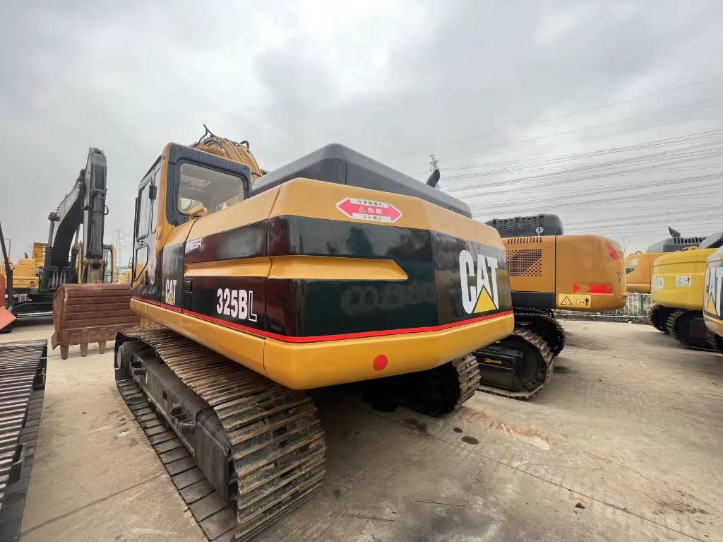 CAT 325 B L - Lánctalpas kotró: 2 kép. CAT 325 B L - Lánctalpas kotró: 2 kép.