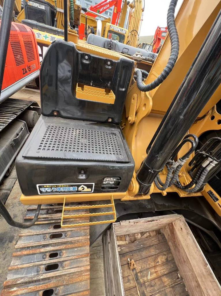 CAT 325 C - Lánctalpas kotró: 4 kép. CAT 325 C - Lánctalpas kotró: 4 kép.