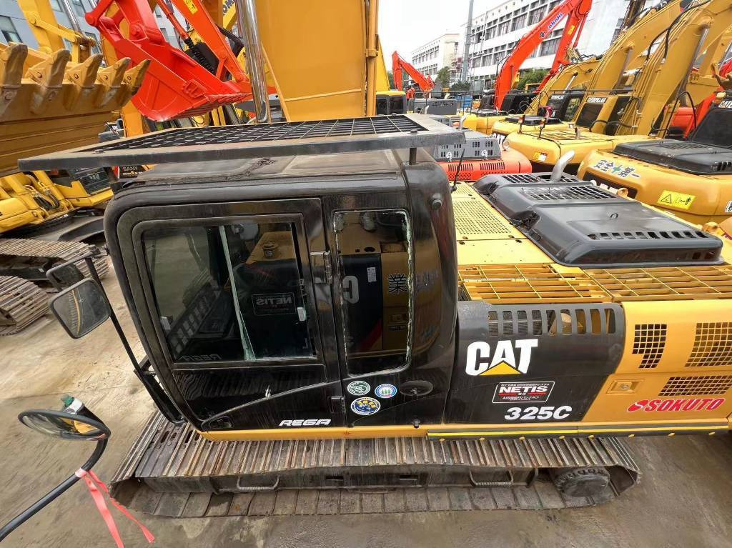 CAT 325 C - Lánctalpas kotró: 1 kép. CAT 325 C - Lánctalpas kotró: 1 kép.